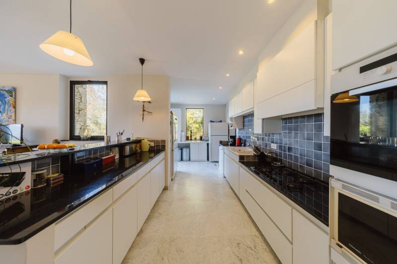 Traditional stone house with annexe, garages, swimming pool and superb views over the village of Gordes and the Luberon plain.