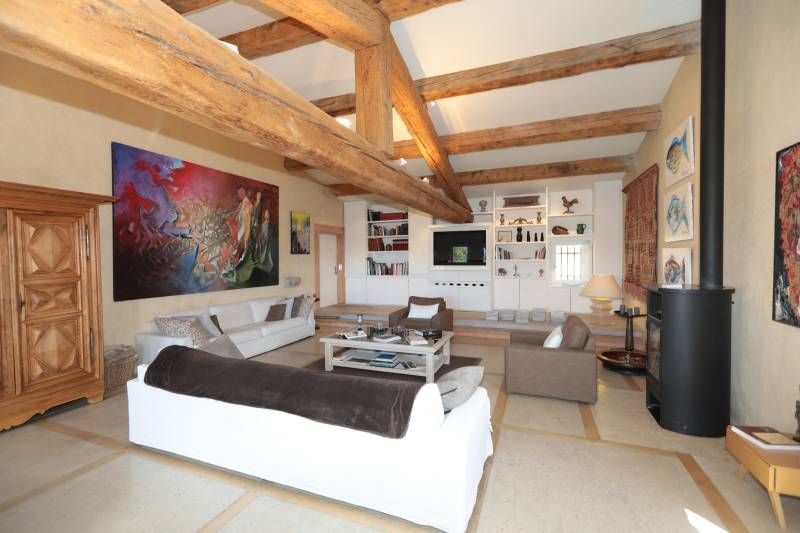 Rental of a renovated stone Mas with pool, summer kitchen and panoramic view over the village of Gordes.