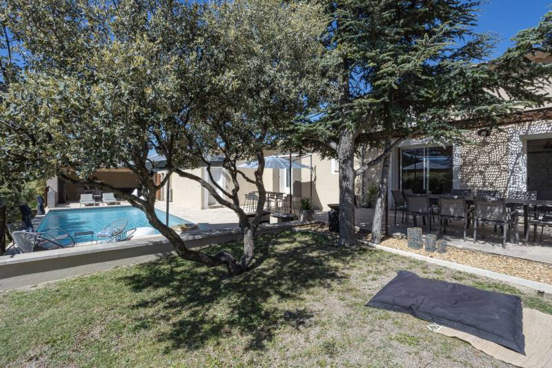 For your holiday in the Luberon, Provençal villa with five bedrooms, swimming pool, jacuzzi and table tennis, accommodating up to 13 guests.