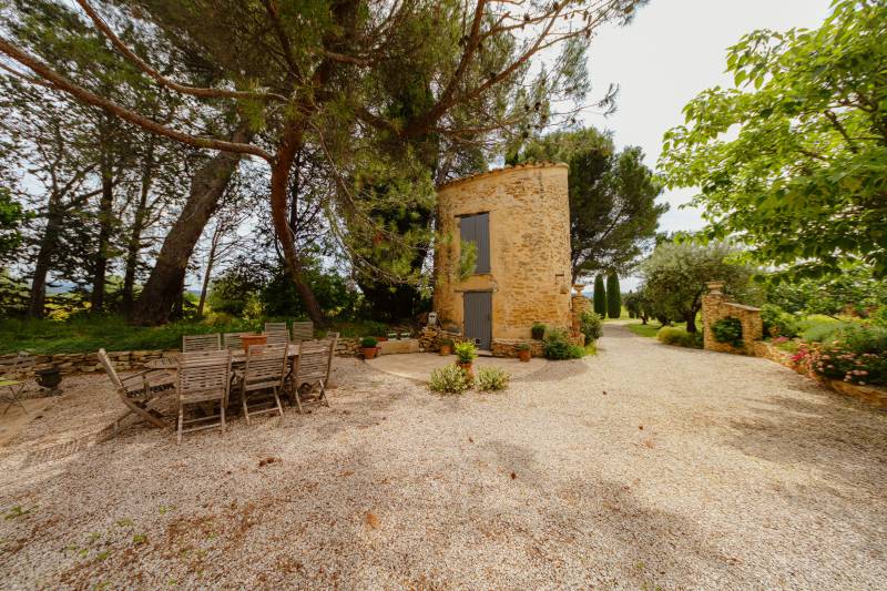 Comtat Venaissin - Stone building XIXᵉ on 17 ha, with dovecote and swimming pool, view of vineyards.