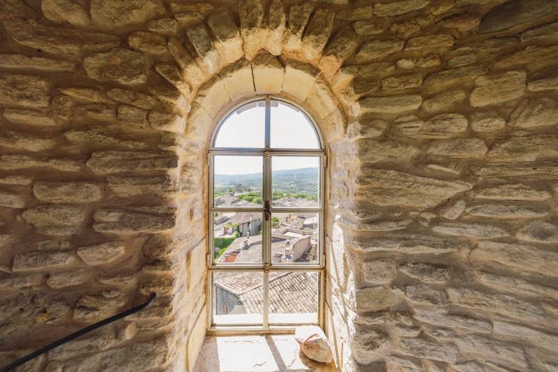 Historic Provençal castle for holiday rental in the heart of Goult for a timeless and authentic holiday.