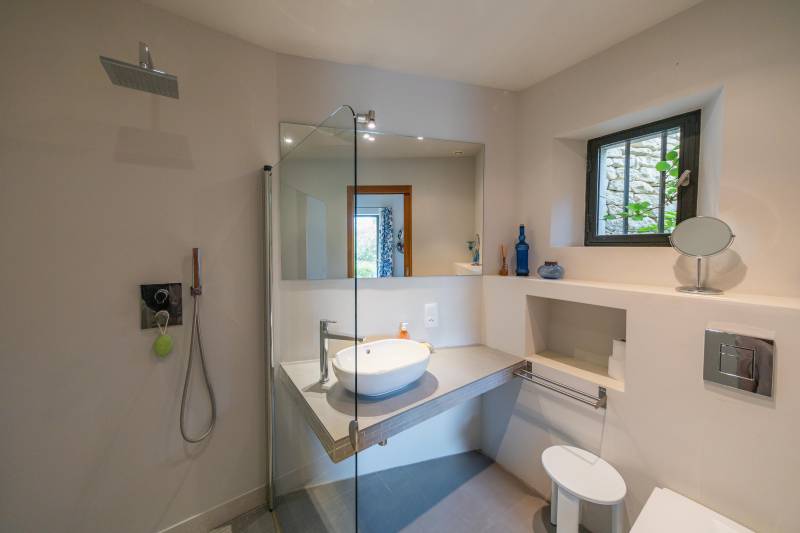 For rent in Gordes, characterful stone house in commanding position with breathtaking views over the Luberon valley, walking distance to the village.