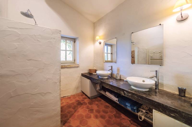 Seasonal rental of a Provençal family stone house with swimming pool, facing the Luberon and with views of the village of Gordes.