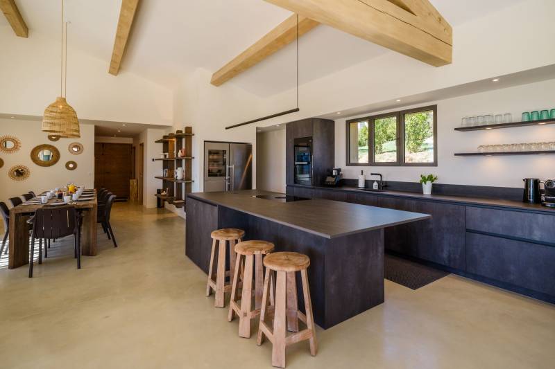 Large property on the heights of Saint-Saturnin-lès-Apt with a heated pool and a terrace offering panoramic views over the Luberon.