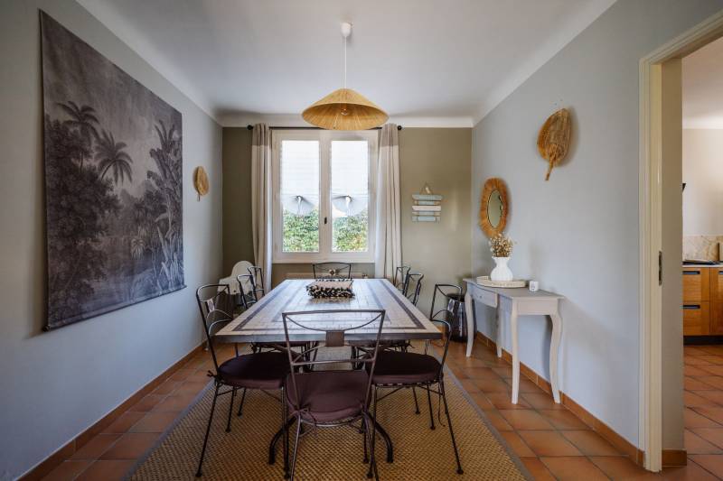 Exclusive, perfectly restored house with swimming pool, well-kept garden, and views of the Luberon in a residential neighborhood.
