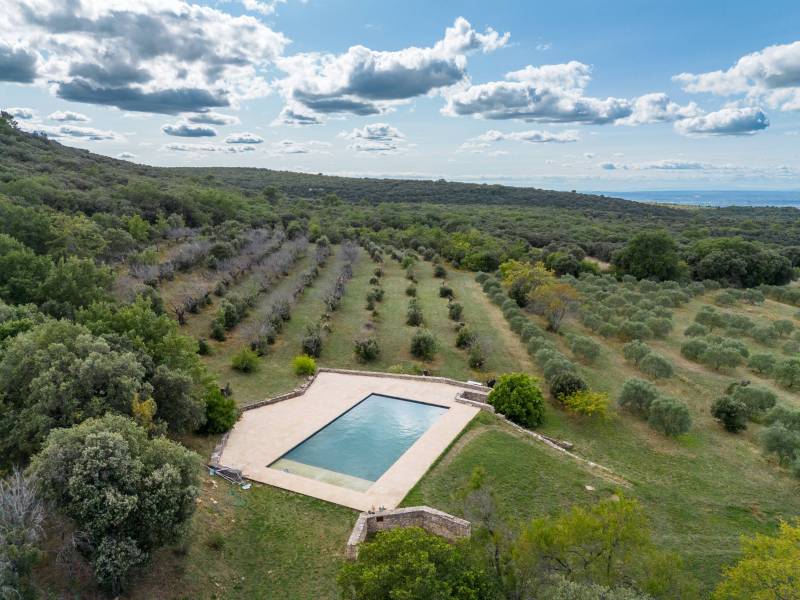 Sale in Venasque: This property is a true gem of Provençal architecture, offering an exceptional living environment on nearly 22 hectares, with a panoramic view of the Ventoux.