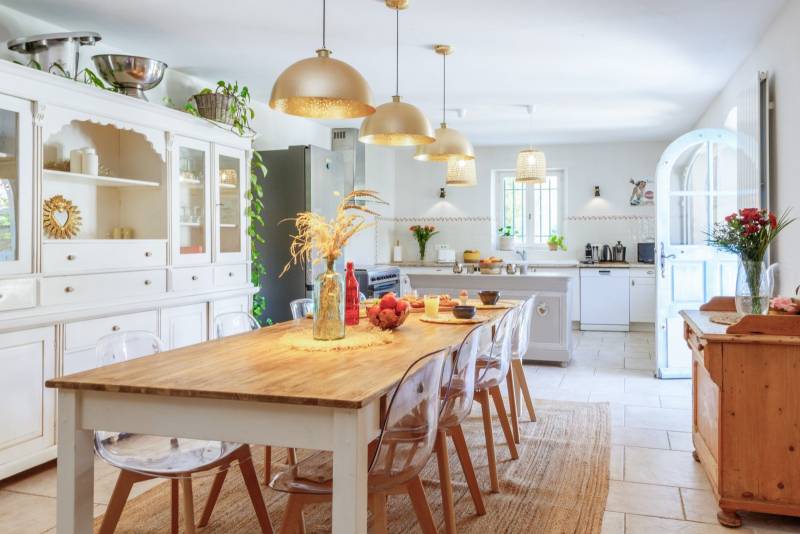 Carefully restored Provençal farmhouse in Maubec with pool, Mediterranean garden, Luberon view and walking access to the village.