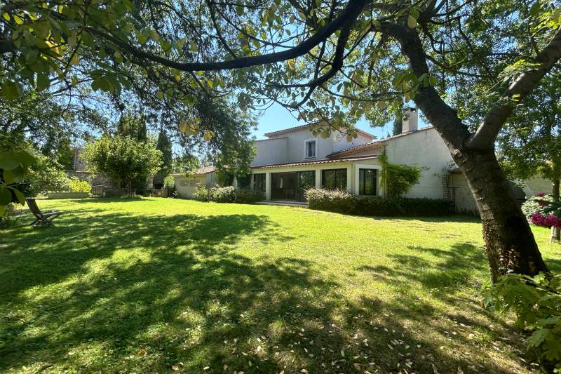 L'Isle sur la Sorgue - 188 m² house with fisherman's hut on the banks of the Sorgues, 3,900 m² wooded garden.