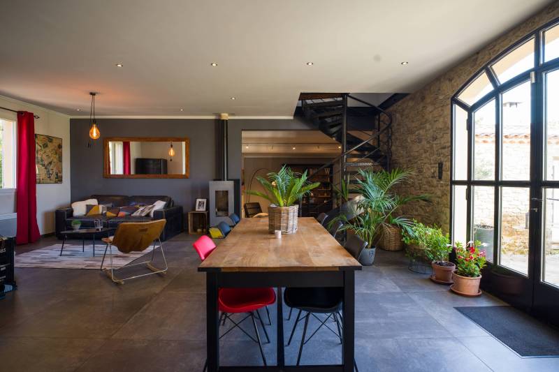 For sale in Roussillon, in the heart of the Luberon, contemporary villa with swimming pool and beautiful views.