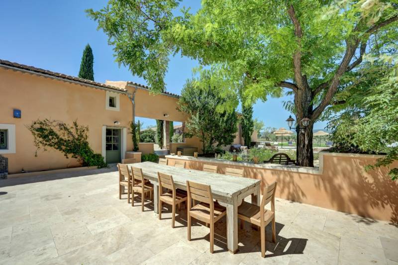 For sale: renovated country house and farmhouse with outbuildings, on over 4.3 hectares, near Roussillon and Bonnieux.