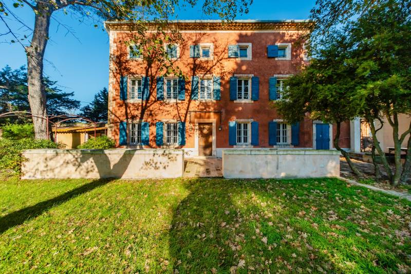 For sale: 18th-century mansion in need of restoration on 1.6 hectares of south-facing land near Oppède in the heart of the Luberon.