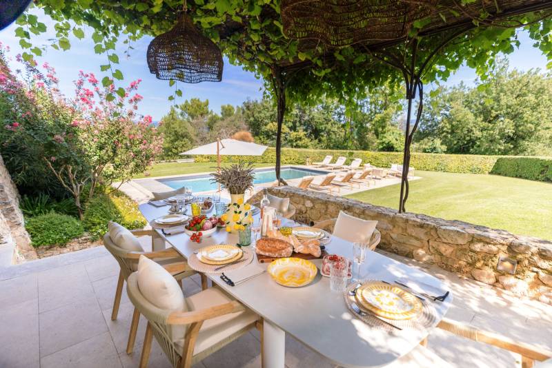 For rent in the countryside of Bonnieux, superb renovated hamlet with swimming pool, high-end amenities and panoramic views.