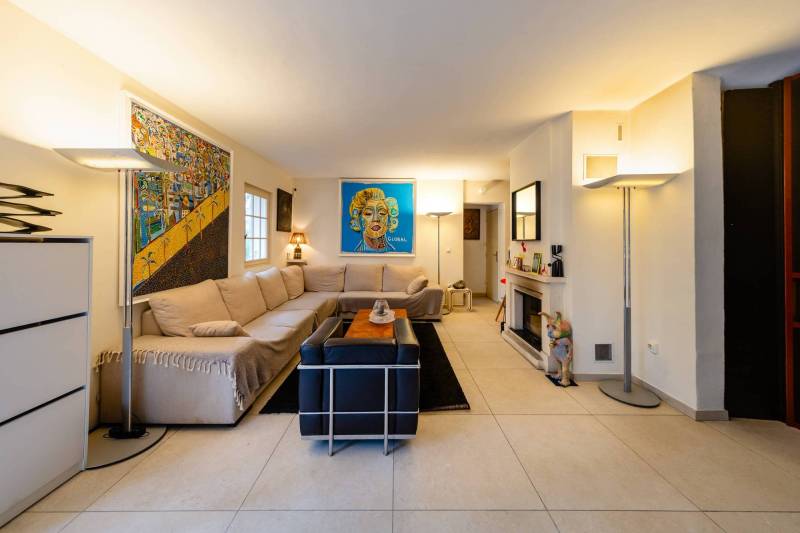 For sale in Isle-sur-la-Sorgue, charming renovated villa with fireplace and swimming pool in a quiet location on the outskirts of town.
