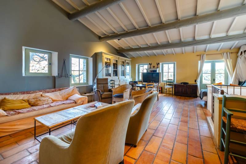 Close to Gordes, property of approximately 2 hectares planted with century-old oak trees offering panoramic views of the Luberon plain.