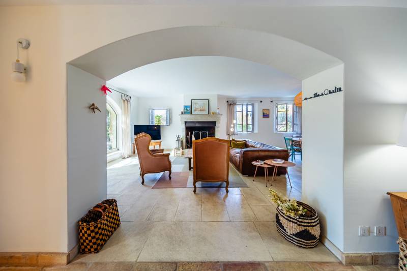 Located between Carpentras and Mont Ventoux, this charming country house is the ideal family home or the perfect vacation home.
