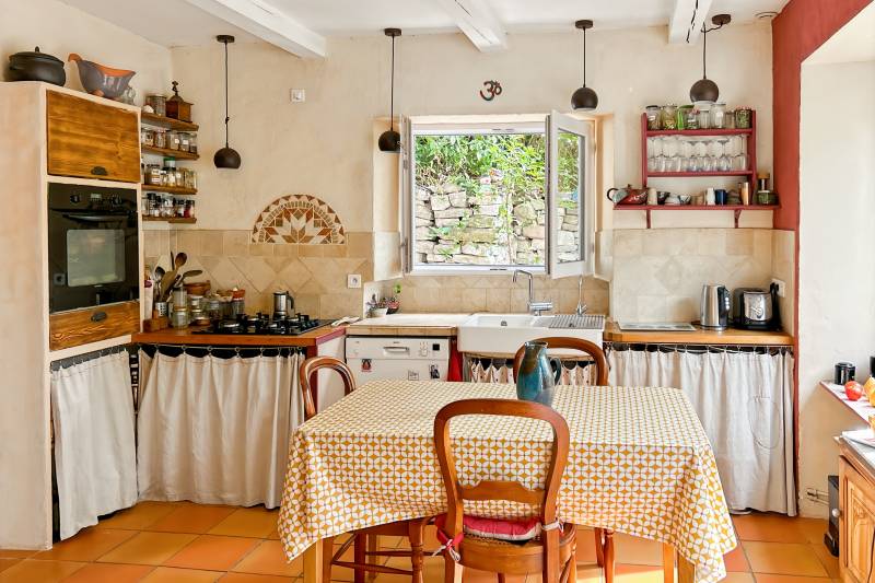 In L’Isle-sur-la-Sorgue, Saint-Antoine neighborhood, a renovated historic home on 2500 m² for sale, featuring a separate guesthouse, a shared swimming pool, and unobstructed views.