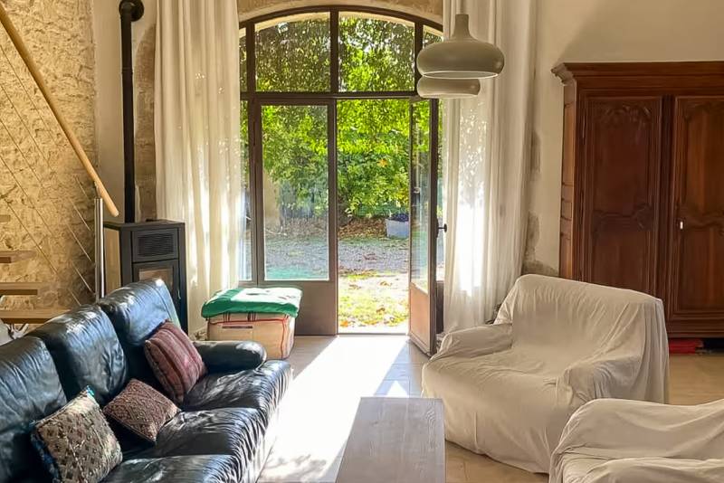 Located between Robion and Cavaillon, a renovated farmhouse in a quiet setting, featuring 8 bedrooms, including a 60 sqm, and 2 separate guesthouses, with a swimming pool and pool house.
