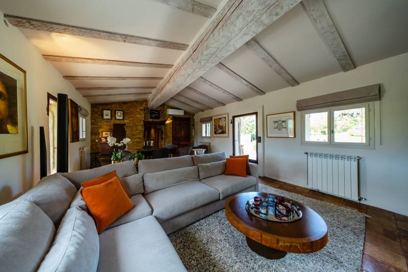 For sale in Saignon: an authentic, restored stone sheepfold with a swimming pool and stunning views of the Luberon.