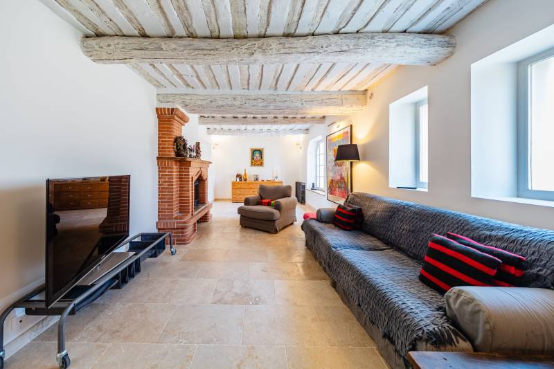 In Pernes-les-Fontaines, beautiful townhouse of over 200 square meters, fully renovated, combining Provençal charm and contemporary design.