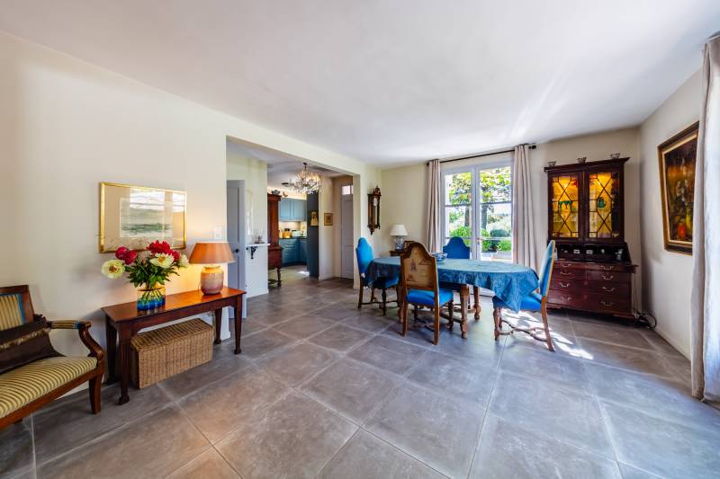 Exceptional property set in unspoiled natural surroundings with views of the Luberon, for sale in Gordes.