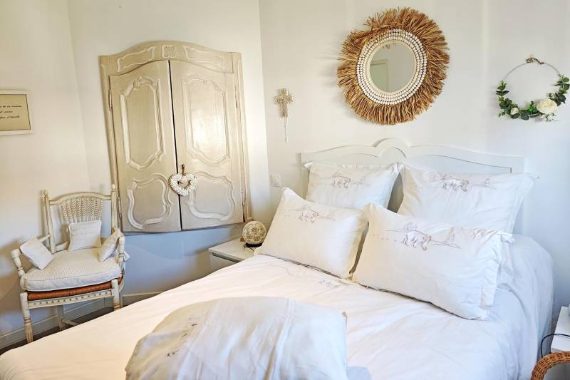 Nestled in a peaceful and unspoiled setting, in the heart of the highly sought-after village of Lagnes, this elegant property has been renovated in a contemporary style.