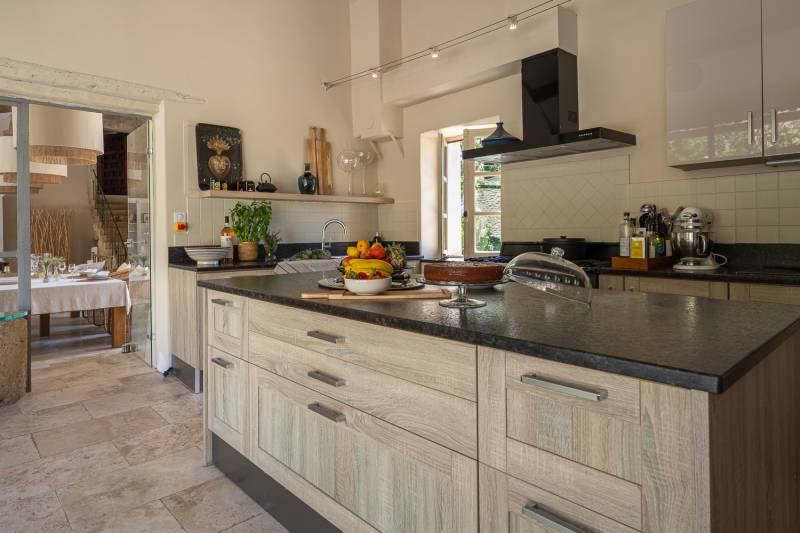For rent near Gordes, superb renovated hamlet with eight bedrooms, swimming pool, orangery and views over the Luberon.