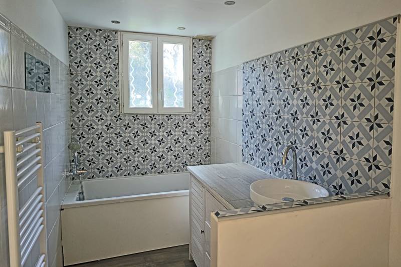 In the heart of the village of Lacoste, a 1950s house with 5 bedrooms, a pool, and a beautiful view of Bonnieux.