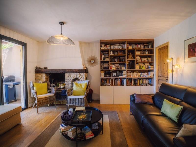 SOLD - Near the village of Gordes, semi-detached hamlet house, perfectly restored with terraced garden, swimming pool, and parking.