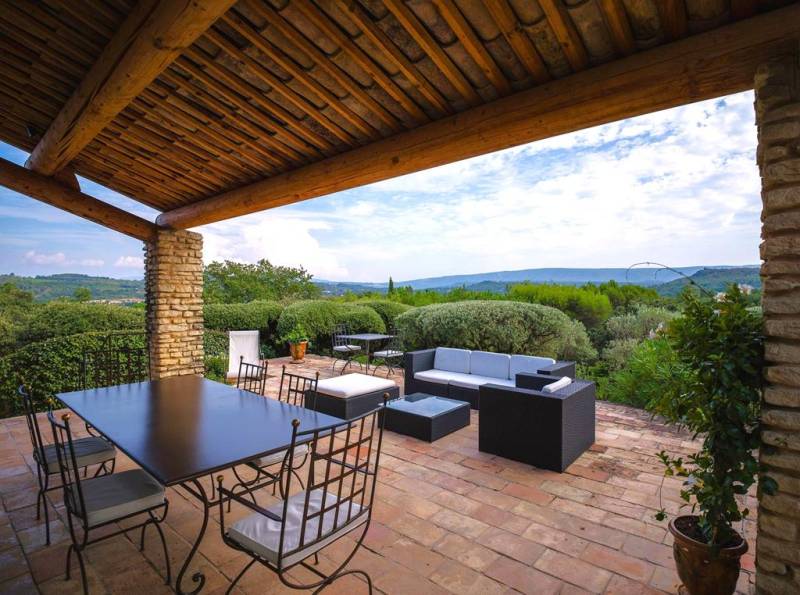 Near Gordes, beautiful stone property with outbuilding, swimming pool and terraces, offering panoramic views over the Luberon.
