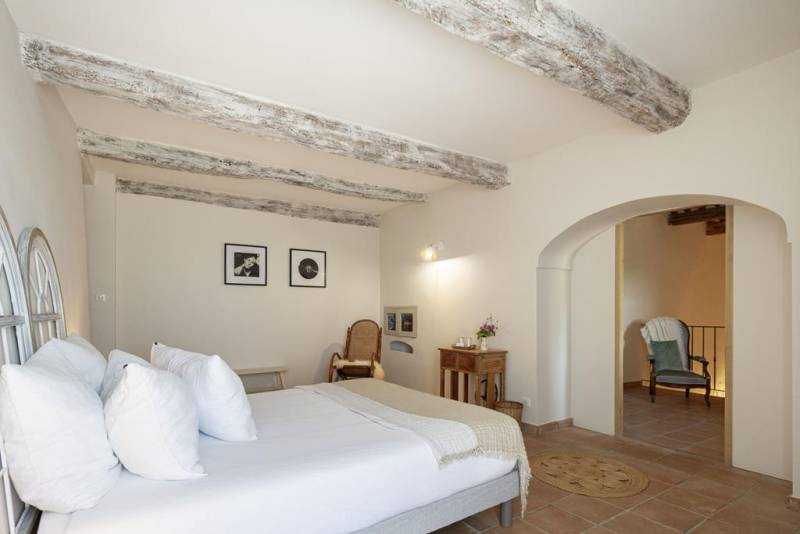 Character property of nearly 320 m² with courtyard, swimming pool and independent 135 m² apartment in Lagnes.