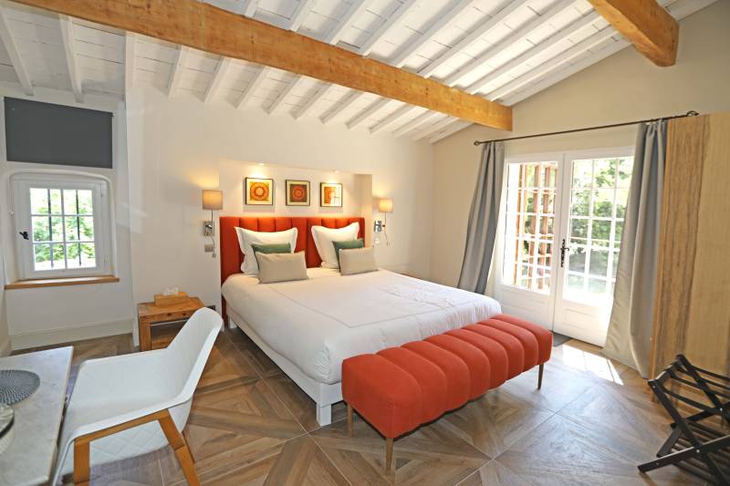 Holiday rental of an exceptional property with views of Mont Ventoux, swimming pool and fully equipped pool house.