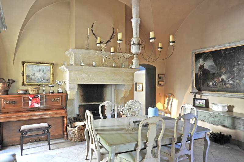 To rent for exceptional holidays, luxurious property in the heart of the St Lambert forest with pool and tennis.