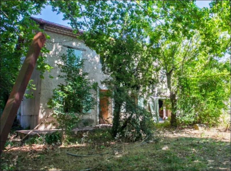 For sale in the Luberon: historic private hamlet to renovate and convert into a hotel on the Via Domitia cycle path.