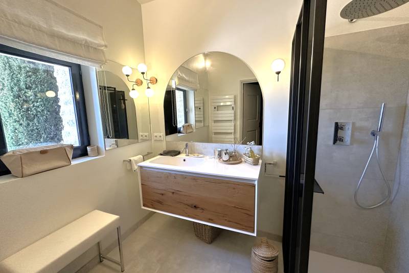 Charming stone house with one of the most breathtaking views of Gordes, within walking distance to the village.