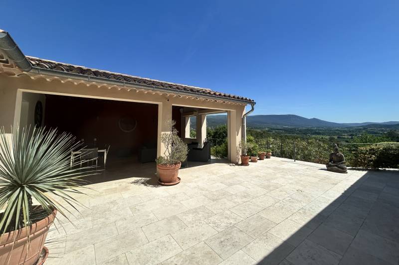 In Saint-Saturnin-lès-Apt, an elegant property with panoramic views of the Luberon, set within 5,620 m² of landscaped grounds featuring a swimming pool.