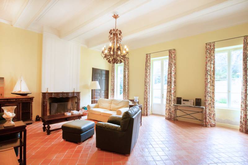 Provençal Bastide in Rustrel with pool, accommodates up to 28 guests for a nature-filled and authentic holiday.