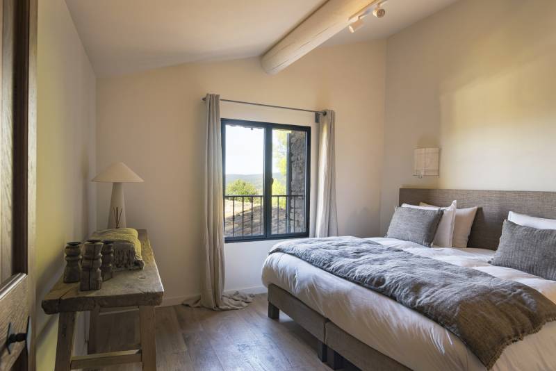 Stunning mas renovated with modernity and authentic charm, near the village of Gordes with pool and high-end amenities.