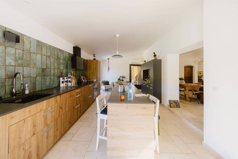 Elegant villa with swimming pool and outbuildings near by the charming village of Lourmarin.