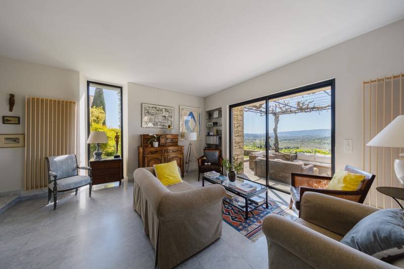 Traditional stone house with annexe, garages, swimming pool and superb views over the village of Gordes and the Luberon plain.