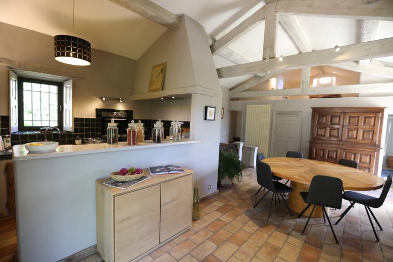 Rental of a renovated stone Mas with pool, summer kitchen and panoramic view over the village of Gordes.