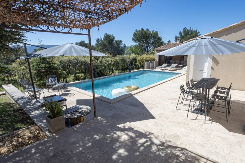 For your holiday in the Luberon, Provençal villa with five bedrooms, swimming pool, jacuzzi and table tennis, accommodating up to 13 guests.