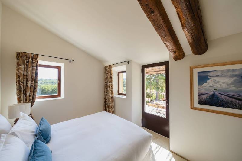 Available for holiday rental, superb stone farmhouse in the heart of nature with pool and summer kitchen, walking distance to the village of Ménerbes.