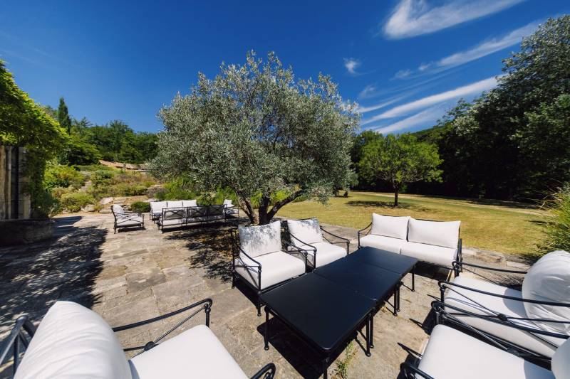 Seasonal rental between Bonnieux and Lourmarin: a luxurious Mas with pool and tennis court nestled in unspoilt nature.
