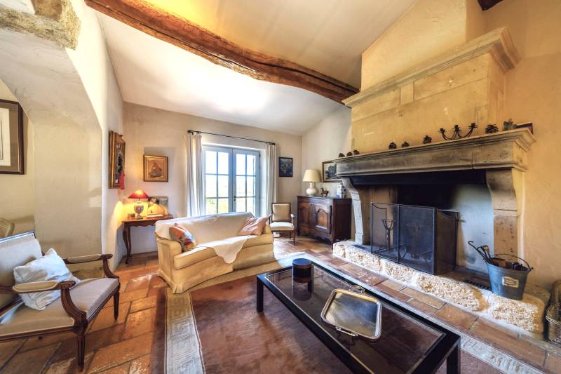 Seasonal rental of a Provençal family stone house with swimming pool, facing the Luberon and with views of the village of Gordes.