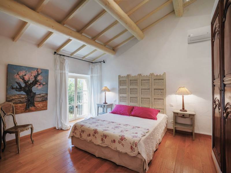 For rent at the foot of Gordes, stunning renovated Mas in a very peaceful setting with pool, summer kitchen and tennis court.