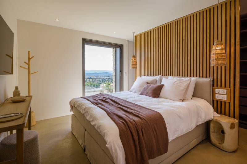 Large property on the heights of Saint-Saturnin-lès-Apt with a heated pool and a terrace offering panoramic views over the Luberon.