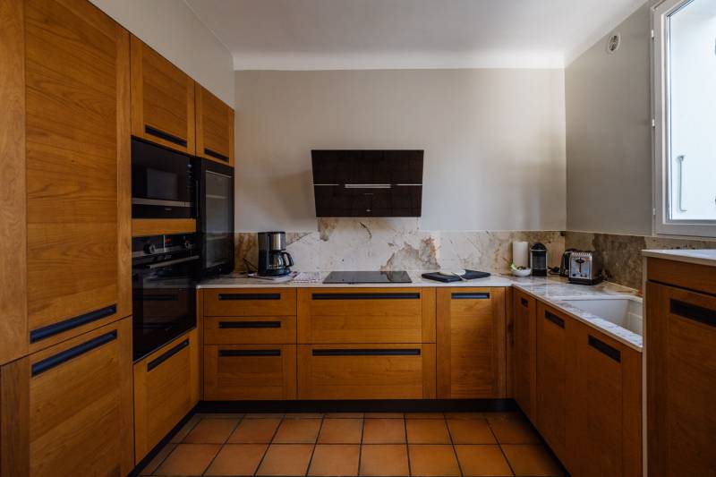 Exclusive, perfectly restored house with swimming pool, well-kept garden, and views of the Luberon in a residential neighborhood.