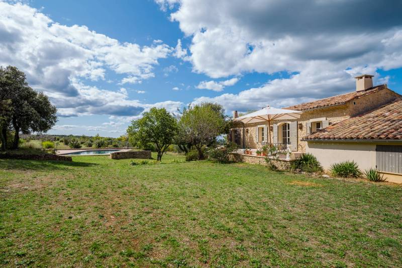 Sale in Venasque: This property is a true gem of Provençal architecture, offering an exceptional living environment on nearly 22 hectares, with a panoramic view of the Ventoux.