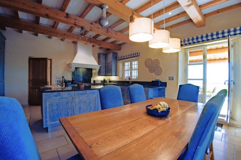 Charming stone house 10 minutes’ walk from Gordes with pool and panoramic view over the Luberon valley.
