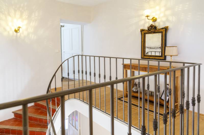 Carefully restored Provençal farmhouse in Maubec with pool, Mediterranean garden, Luberon view and walking access to the village.